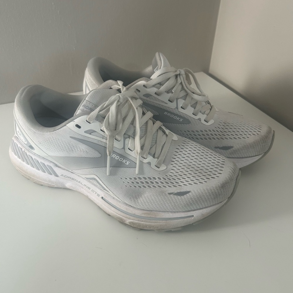 Brooks Adrenaline GTS 8D Wide Running Shoes White Athletic Sneakers